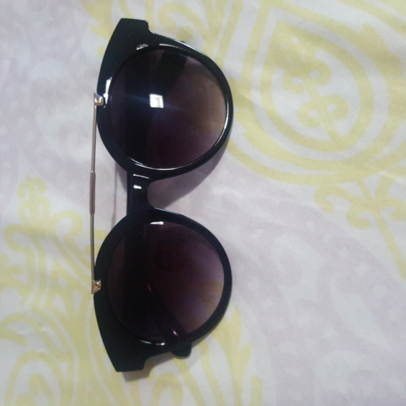 Sunglasses - Picture 2 of 11